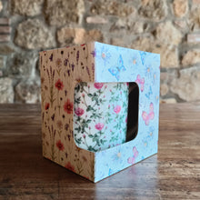 Carica l'immagine nel visualizzatore di Gallery, Tazza infusiera con filtro acciaio e coperchio - decorata con rose