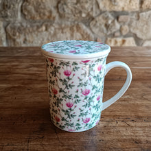Carica l'immagine nel visualizzatore di Gallery, Tazza infusiera con filtro acciaio e coperchio - decorata con rose