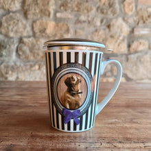 Carica l'immagine nel visualizzatore di Gallery, Tazza Mug in porcellana con filtro acciaio e coperchio - decorata con cane carlino