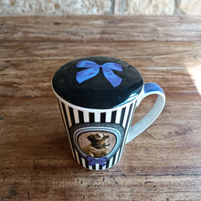 Carica l'immagine nel visualizzatore di Gallery, Tazza Mug in porcellana con filtro acciaio e coperchio - decorata con cane carlino