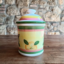 Carica l'immagine nel visualizzatore di Gallery, Vaso barattolo in terracotta dipinta a mano con tappo - decorazione Primule