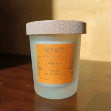 Carica l'immagine nel visualizzatore di Gallery, Candela profumata Ambra e Legno di Sandalo Nasoterapia