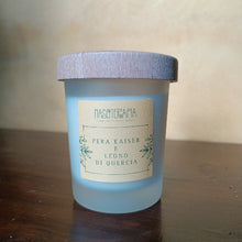 Carica l'immagine nel visualizzatore di Gallery, Candela Profumata Pera Kaiser e Legno di Quercia Nasoterapia