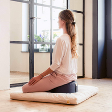 Carica l'immagine nel visualizzatore di Gallery, Cuscino rotondo in Kapok con loto ricamato colore arancio per meditazione e yoga