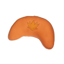 Carica l'immagine nel visualizzatore di Gallery, Cuscino mezzaluna in Kapok con loto ricamato colore arancio per meditazione e yoga