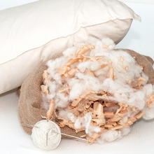 Carica l'immagine nel visualizzatore di Gallery, Guanciale in cirmolo con federa in cotone naturale - ZirbenFamilie