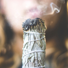 Carica l'immagine nel visualizzatore di Gallery, White sauge Natural Incense è uno Smudge di Salvia Bianca utilizzato per profumare e purificare la casa, luoghi di lavoro, aggregazione o di meditazione e yoga