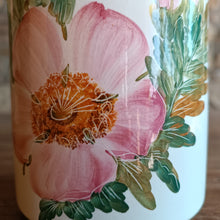 Carica l&#39;immagine nel visualizzatore di Gallery, Vaso barattolo in terracotta dipinta a mano con tappo in sughero - decorazione a rose
