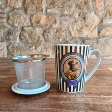 Carica l&#39;immagine nel visualizzatore di Gallery, Tazza Mug in porcellana con filtro acciaio e coperchio - decorata con cane carlino
