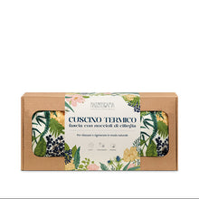 Carica l'immagine nel visualizzatore di Gallery, Cuscino termivo caldo-freddo è un alleato naturale che unisce tradizione, comfort e funzionalità.
Realizzato con noccioli di ciliegia, quando riscaldato rilascia un calore avvolgente che dona sollievo e rilassamento; utilizzato freddo regala una piacevole sensazione di leggerezza agendo come un impacco rinfrescante
