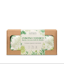 Carica l'immagine nel visualizzatore di Gallery, Cuscino termivo caldo-freddo è un alleato naturale che unisce tradizione, comfort e funzionalità.
Realizzato con noccioli di ciliegia, quando riscaldato rilascia un calore avvolgente che dona sollievo e rilassamento; utilizzato freddo regala una piacevole sensazione di leggerezza agendo come un impacco rinfrescante
