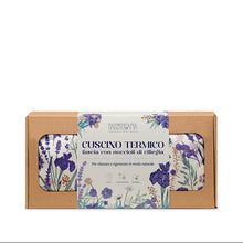 Carica l'immagine nel visualizzatore di Gallery, Cuscino termivo caldo-freddo è un alleato naturale che unisce tradizione, comfort e funzionalità.
Realizzato con noccioli di ciliegia, quando riscaldato rilascia un calore avvolgente che dona sollievo e rilassamento; utilizzato freddo regala una piacevole sensazione di leggerezza agendo come un impacco rinfrescante
