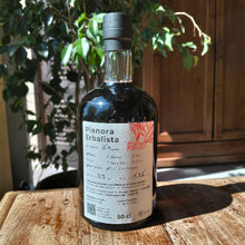 Carica l'immagine nel visualizzatore di Gallery, Pianora Erbalista vermouth rosso è un vino biologico con infusioni di piante amare del Monte Orfano in Franciacorta. Ottimo come aperitivo o digestivo, puro o come base per cocktail
